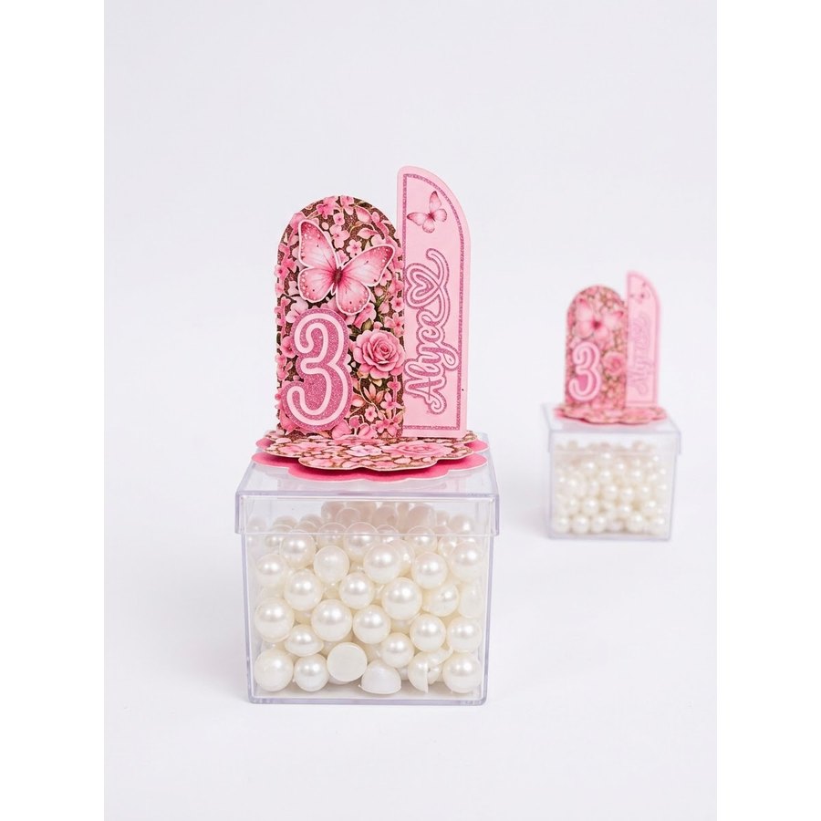 Vela personalizada sobre caixa acrílica com pérolas, tema floral